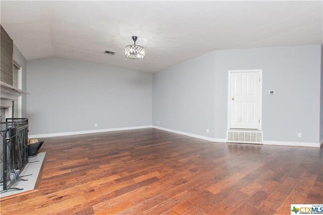 Building Photo - 3003 Oakwood Dr