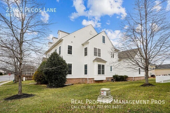 Building Photo - Beautifully Maintained 6 Bedroom 5.5 Bath ...