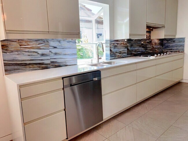 Foto del edificio - Charming, Remodeled 3-Bed / 3-Bath Home wi...