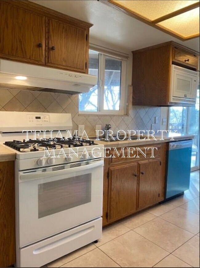 Foto del edificio - Beautiful 2 Bedroom/2 Bathroom Home with a Great Room, Fireplace and access to shared swimming pool