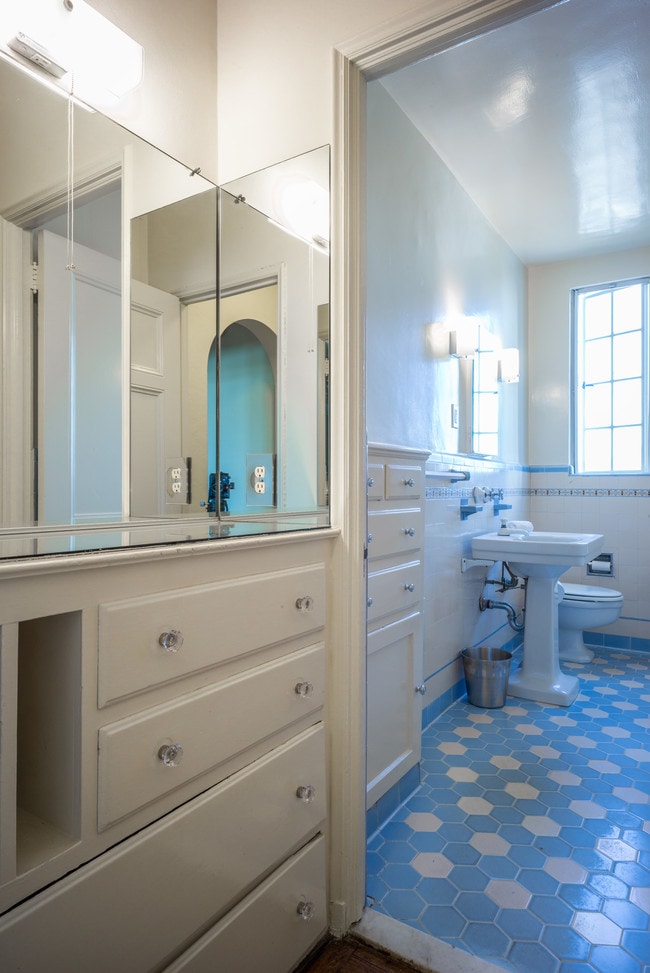 El Royale Apartments Rentals Los Angeles, CA