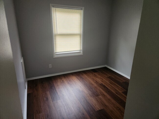 Foto del edificio - 4235 Wolf Rd