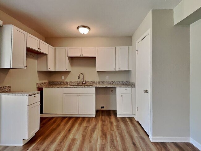 Foto del edificio - 11415 Corrington Ave
