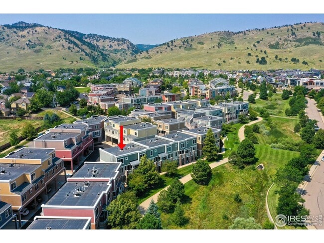 Foto del edificio - Bright & Beautiful 2-Level Condo in NoBo, available June 5th