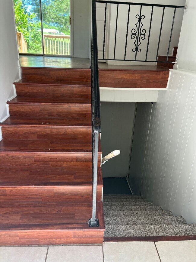 Foto del edificio - Great Location! Remodeled 4 bedroom 2 full...