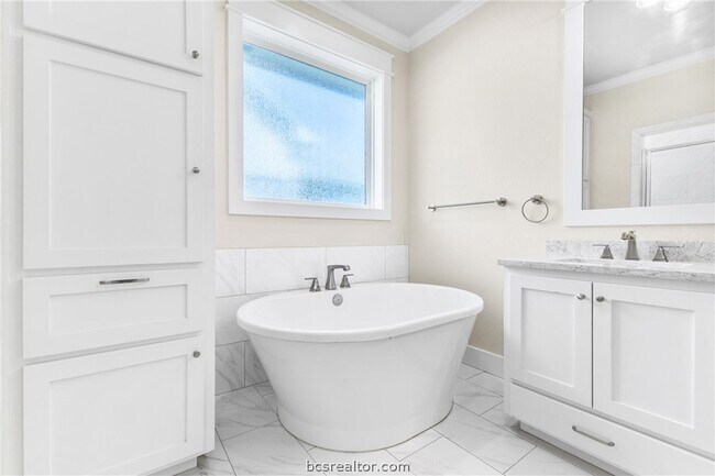 Foto del edificio - 4209 Downton Abbey Ave