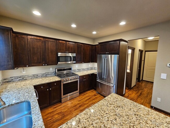 Building Photo - 713 Park Ln