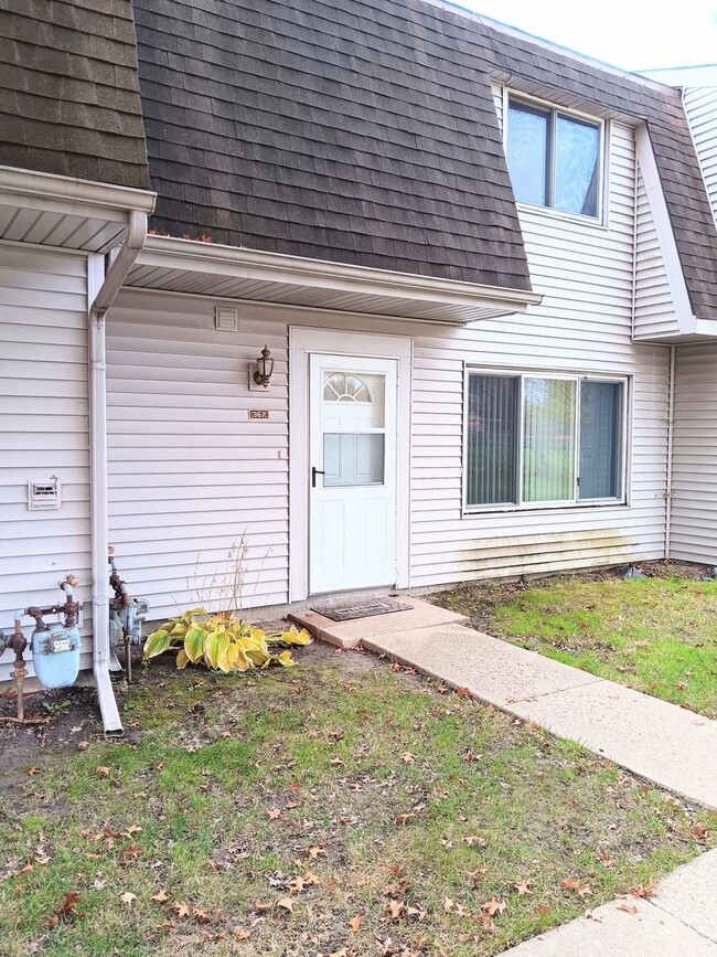 Building Photo - Spacious 2-Bedroom Townhome in Merrillville