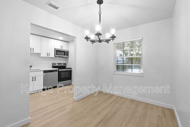 Foto del edificio - 800 Tropic Blvd
