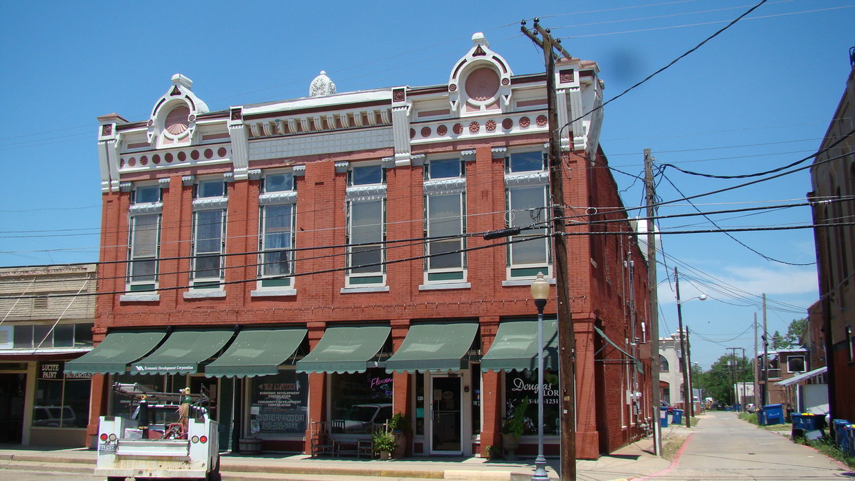 Old Historic Bank Building - 240 E Marshall St