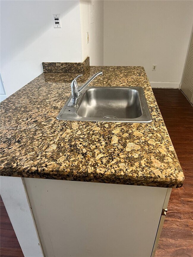 Foto del edificio - 17500 NW 67th Ct