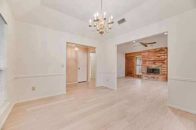 Building Photo - 2209 Winona Dr