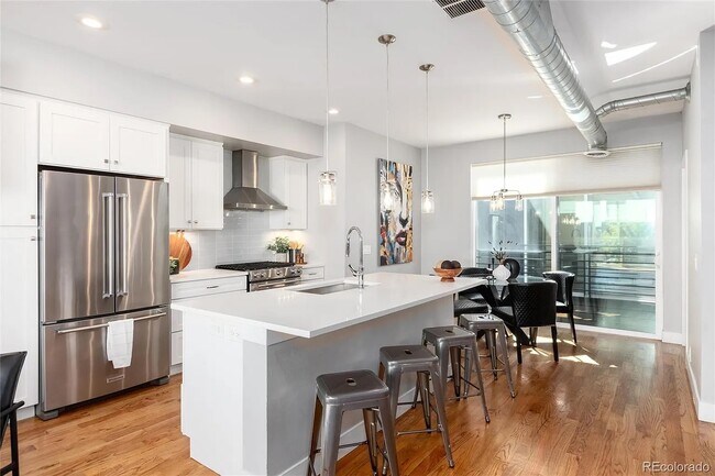 Foto del edificio - 4926 Lowell Blvd