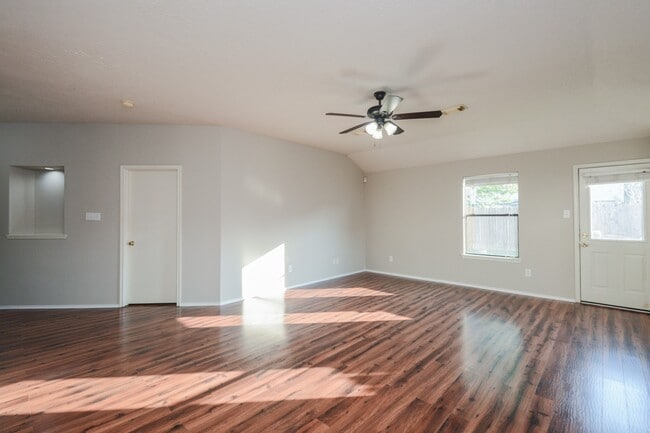 Foto del edificio - 9231 Eaglewood Glen Tr