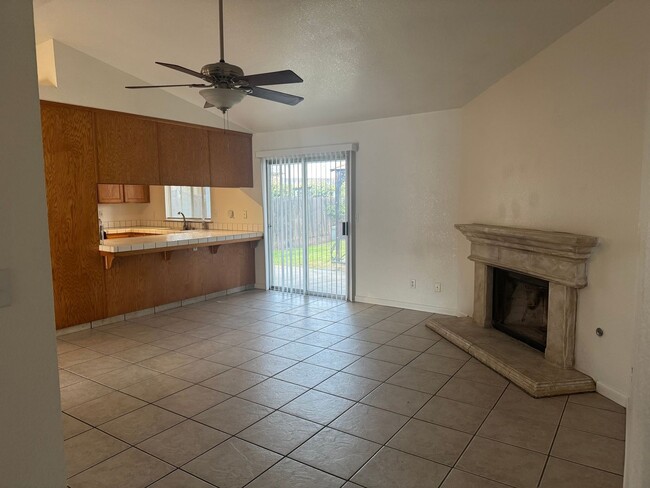 Foto del edificio - Charming 4BR House in Hanford