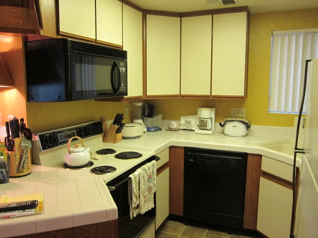 Building Photo - 2700 Golf Club Dr