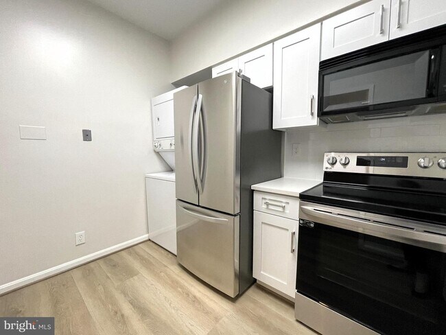 Building Photo - 1805 Crystal Dr