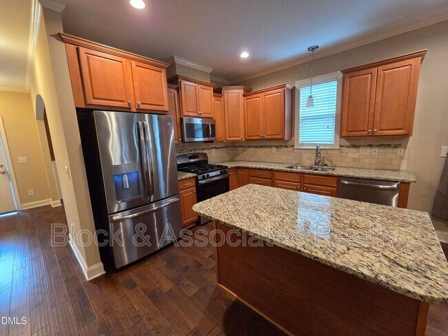 Building Photo - 100 Scarlet Bell Dr