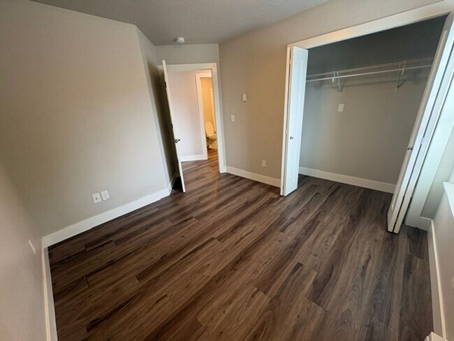 Foto del edificio - 2425 Dixon Ave