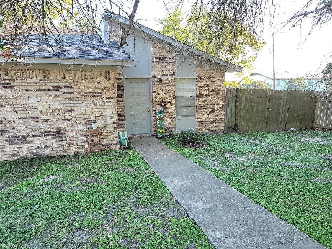 Building Photo - 2 br, 1 bath Duplex - 2719 Sprucewood St B