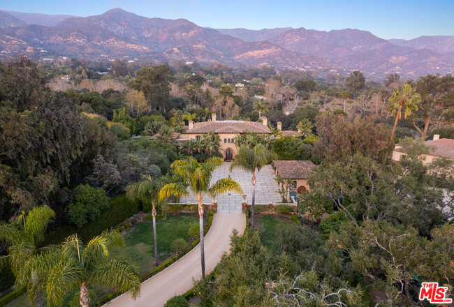 Building Photo - 2733 Sycamore Canyon Rd