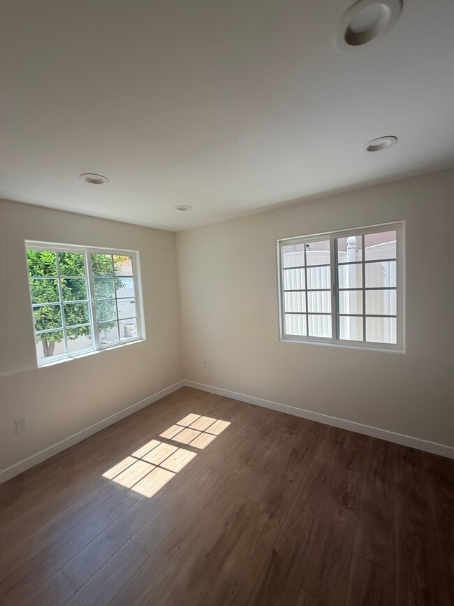 Building Photo - 10844 Odell Ave
