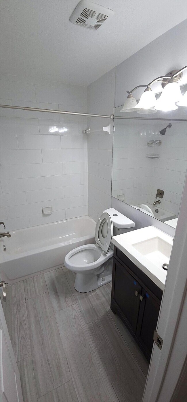 Foto del edificio - 3784 Collinwood Ln