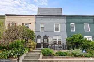 Building Photo - 1018 13th St SE