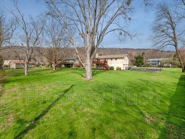 Building Photo - 628 N Valley Dr