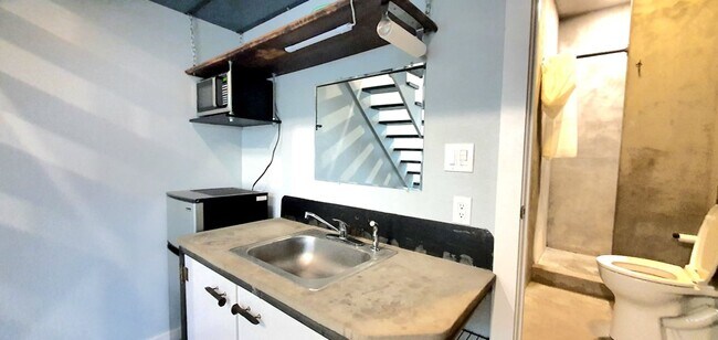 Foto del edificio - ALL BILLS PAID! Spacious LOFT living space...