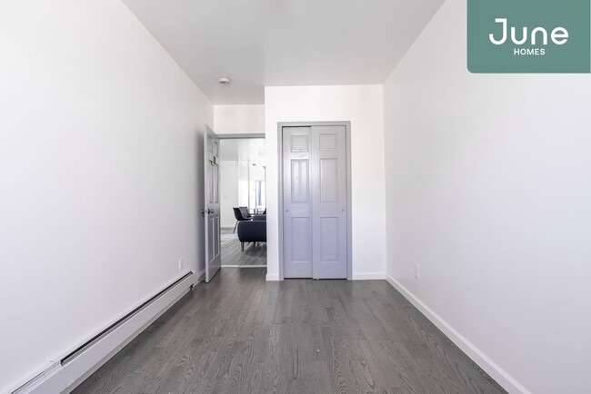 Building Photo - Queen room in 4-bed/2.0-bath Home