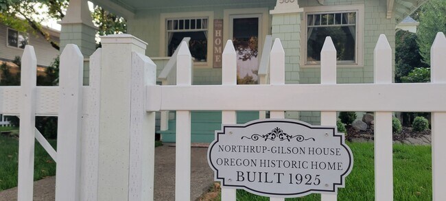 Foto del edificio - 586 1/2 Grove St