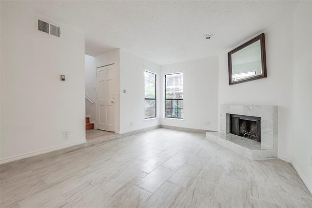 Foto del edificio - 6646 E Lovers Ln