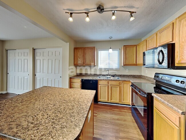 Building Photo - 10204 Meadow Glen Dr