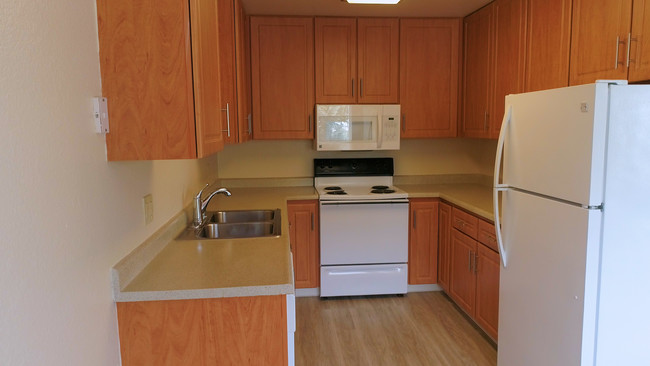 Upgraded kitchen - Crescent Bay Apartments