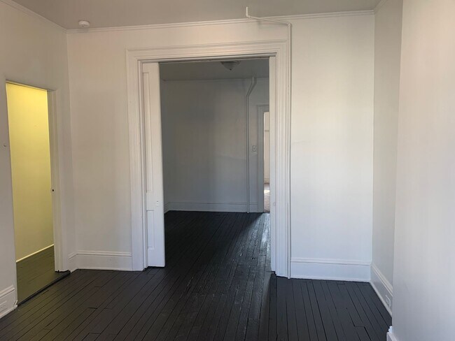 Building Photo - 1st Floor Apt. on the Avenues-Parking York...