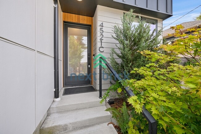Building Photo - "Charming 2-Bed, 2-Bath Townhouse Retreat in Seattle – 1380 Sq Ft of Modern Comfort!"