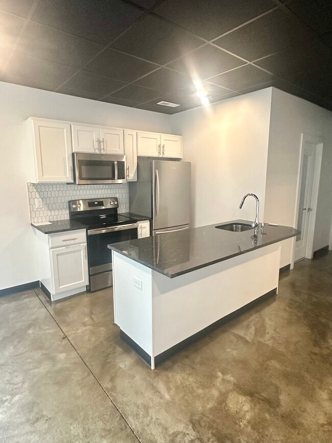 Building Photo - 1818 River Dr
