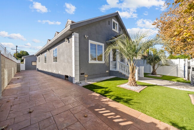 Building Photo - 6223 Simpson Ave