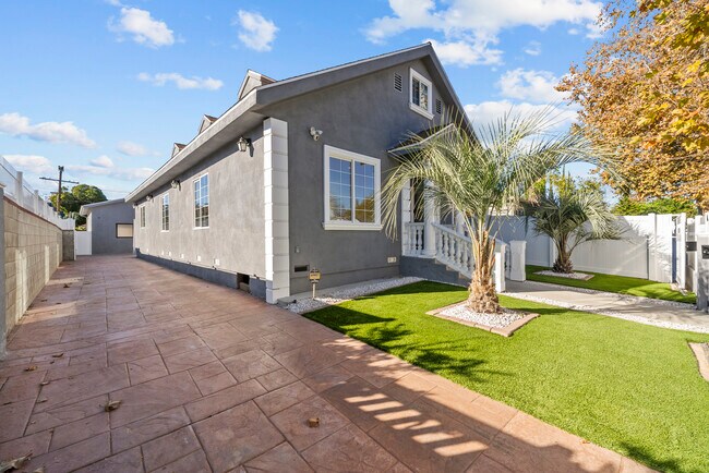 Foto del edificio - 6223 Simpson Ave