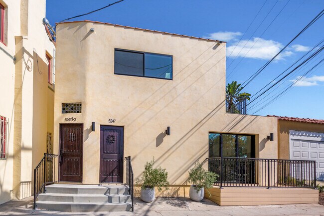 Building Photo - 854 S Sycamore Ave