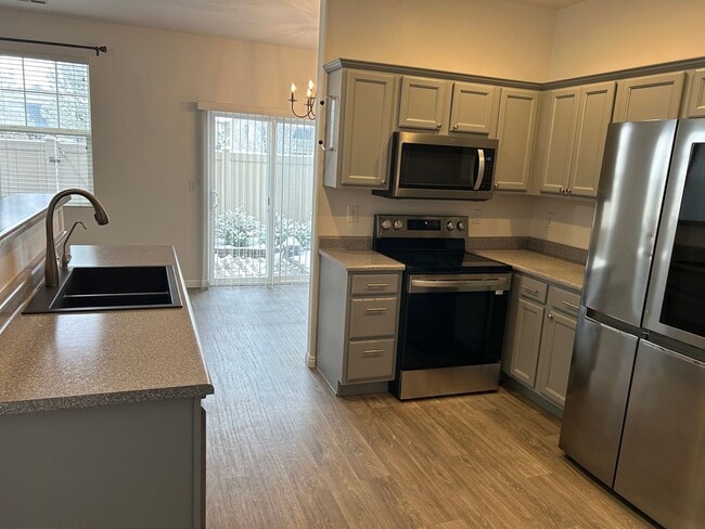 Building Photo - Impressive Remodeled 2 Bed 2 Bath Townhome