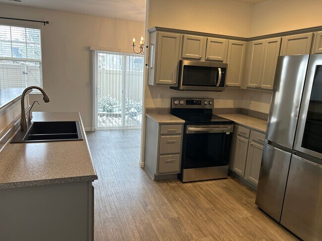 Foto del edificio - Impressive Remodeled 2 Bed 2 Bath Townhome