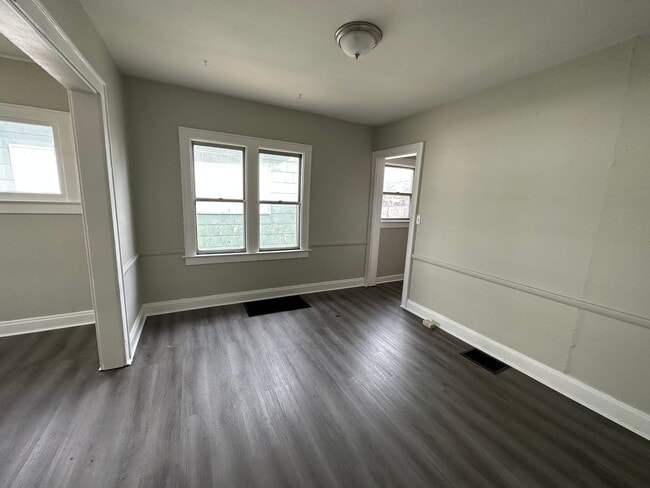 Building Photo - Cozy 2-Bed/1-Bath Haven: Columbus Living