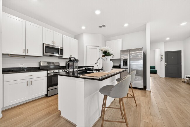 Foto del edificio - 2711 Misty Meadow Ln
