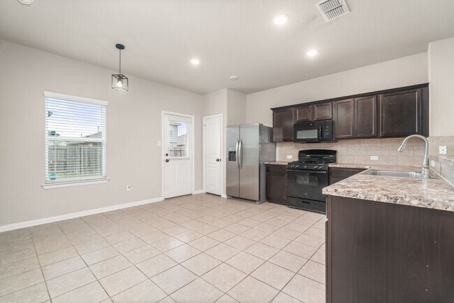 Foto del edificio - 7911 Deepwell Dr