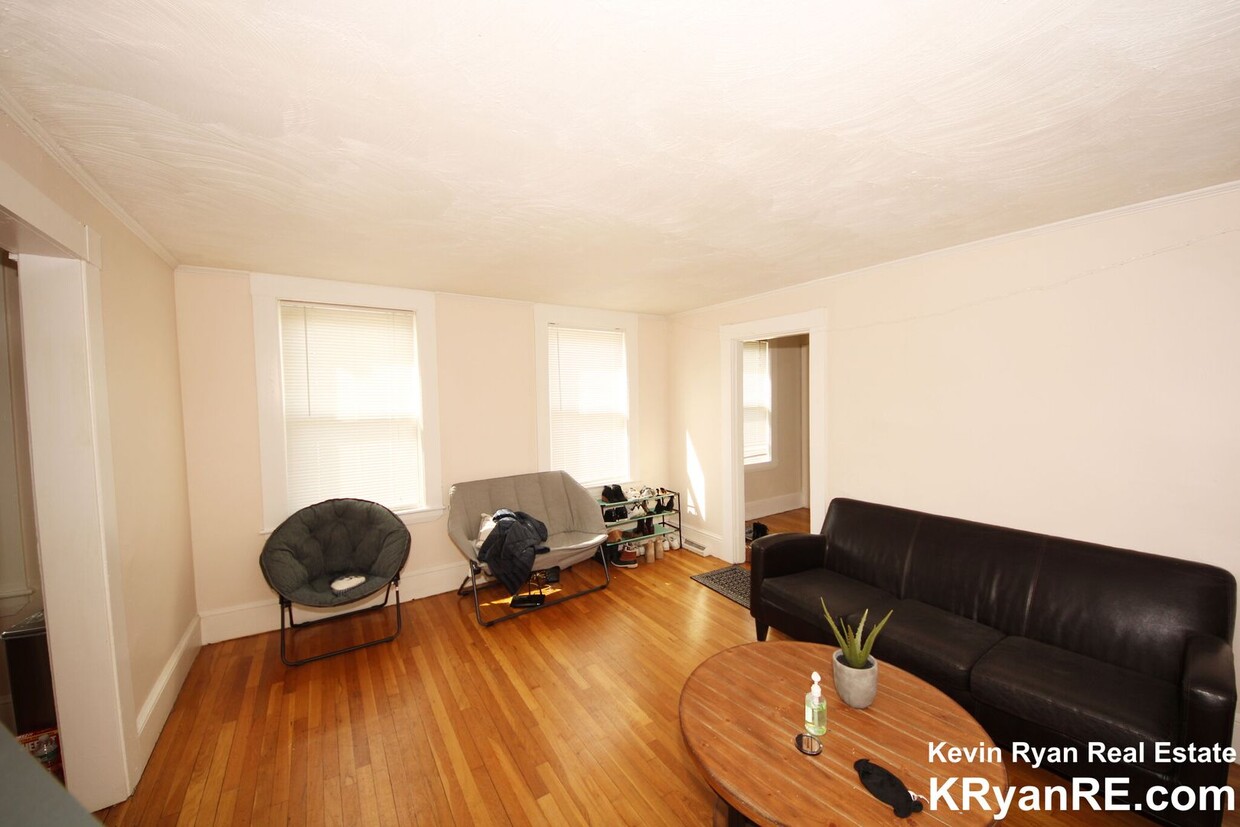 Foto principal - Nicely updated, sunny 3 bed in Waltham wit...