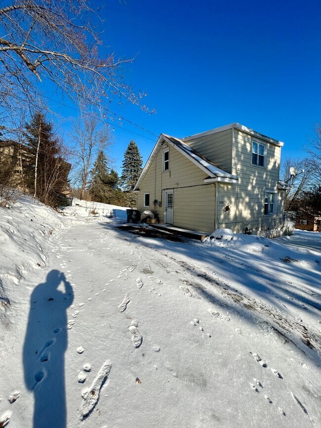 Foto del edificio - AVAILABLE JUNE - Updated 4 Bed 2 Bath