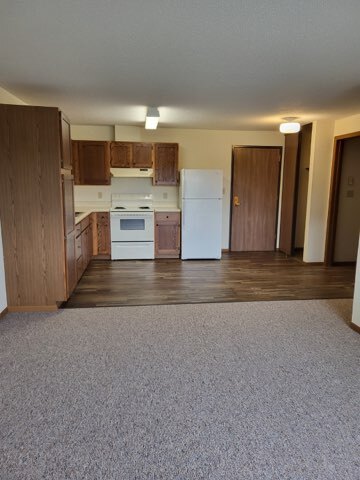 Kitchen and Living Room - Goldenwood