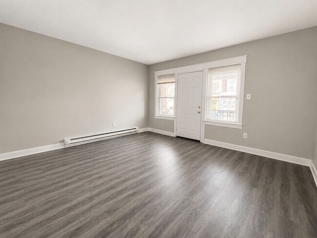 Foto del edificio - Spacious 3-Bedroom Rental with Front Porch, Backyard & Basement